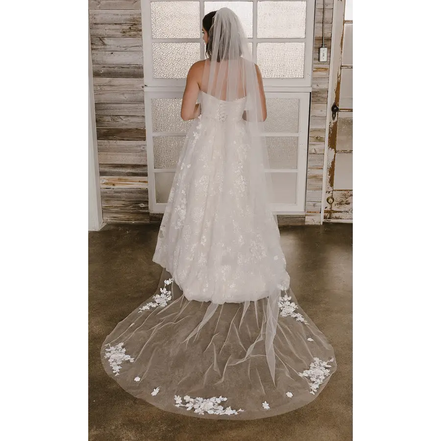 http://www.mybridalcloset.com/cdn/shop/products/v2195c-cathedral-veil-ivory-accessories-849.webp?v=1677214270